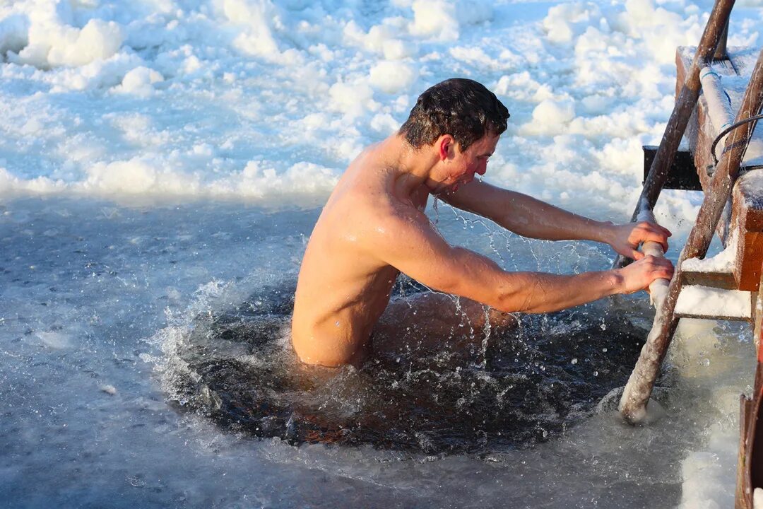 Как называется купание в ледяной воде. Купание на крещение. моржевание закаливание. закаливание мужчин. моржевание фото.