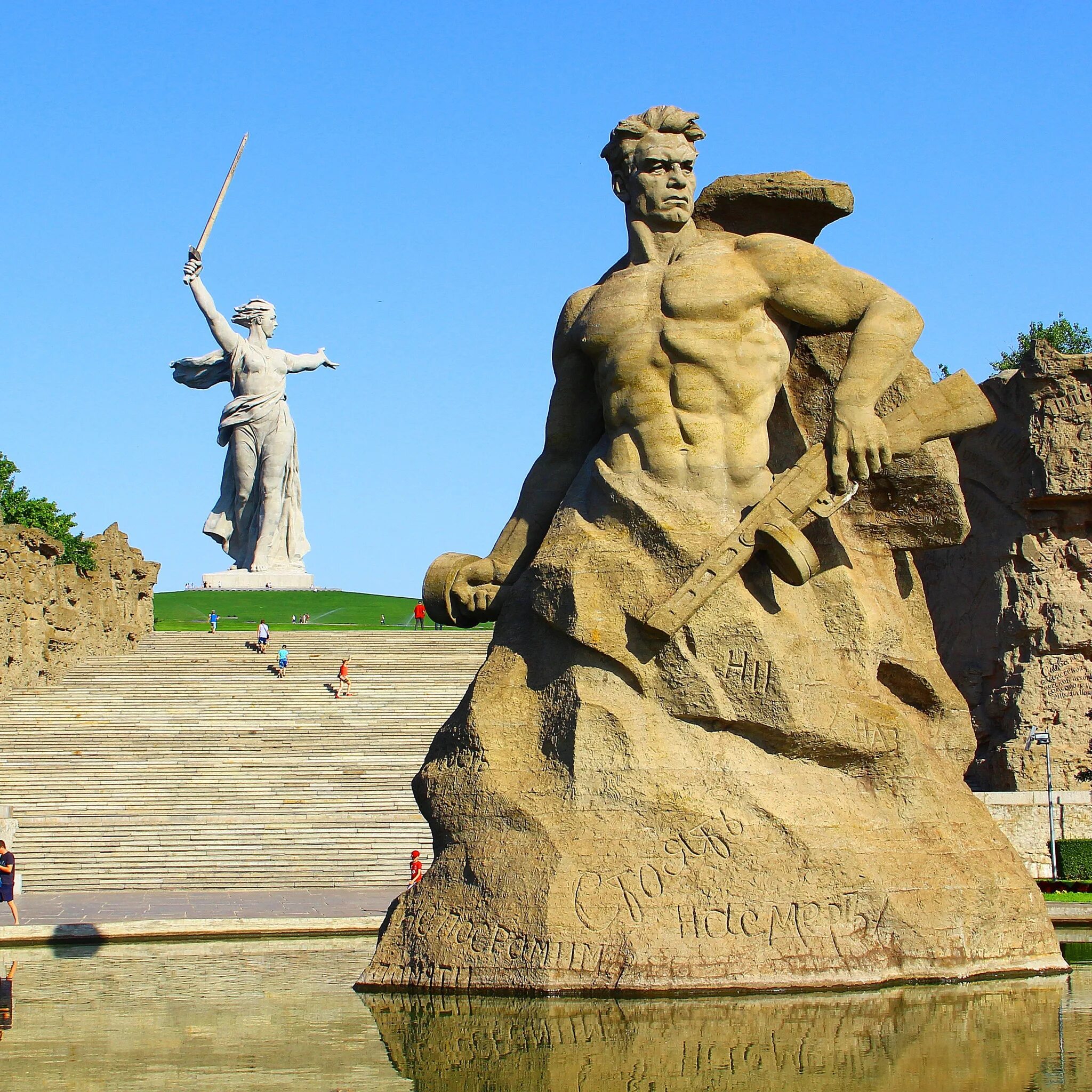 В каком году сталинград в волгоград. Мамаев Курган Волгоград. Площадь стоявших насмерть на Мамаевом Кургане. Мамаев Курган Сталинград Волгоград. Волгоград Родина мать Мамаев Курган Сталинградская битва.