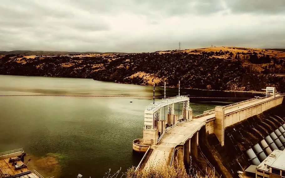 Что такое дамба фото. Плотина Альмендра. Плотина Углегорского водохранилища. Златоуст плотина. Саяно-Шушенская ГЭС.