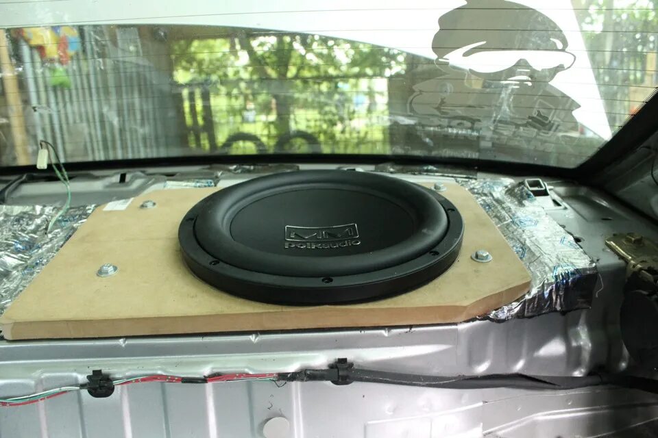 Сабвуфер 10 в киа рио 3. Саб в заднюю. Саб в заднюю. Саб в полку jzx100. Сабвуфер в багажник киа оптима.