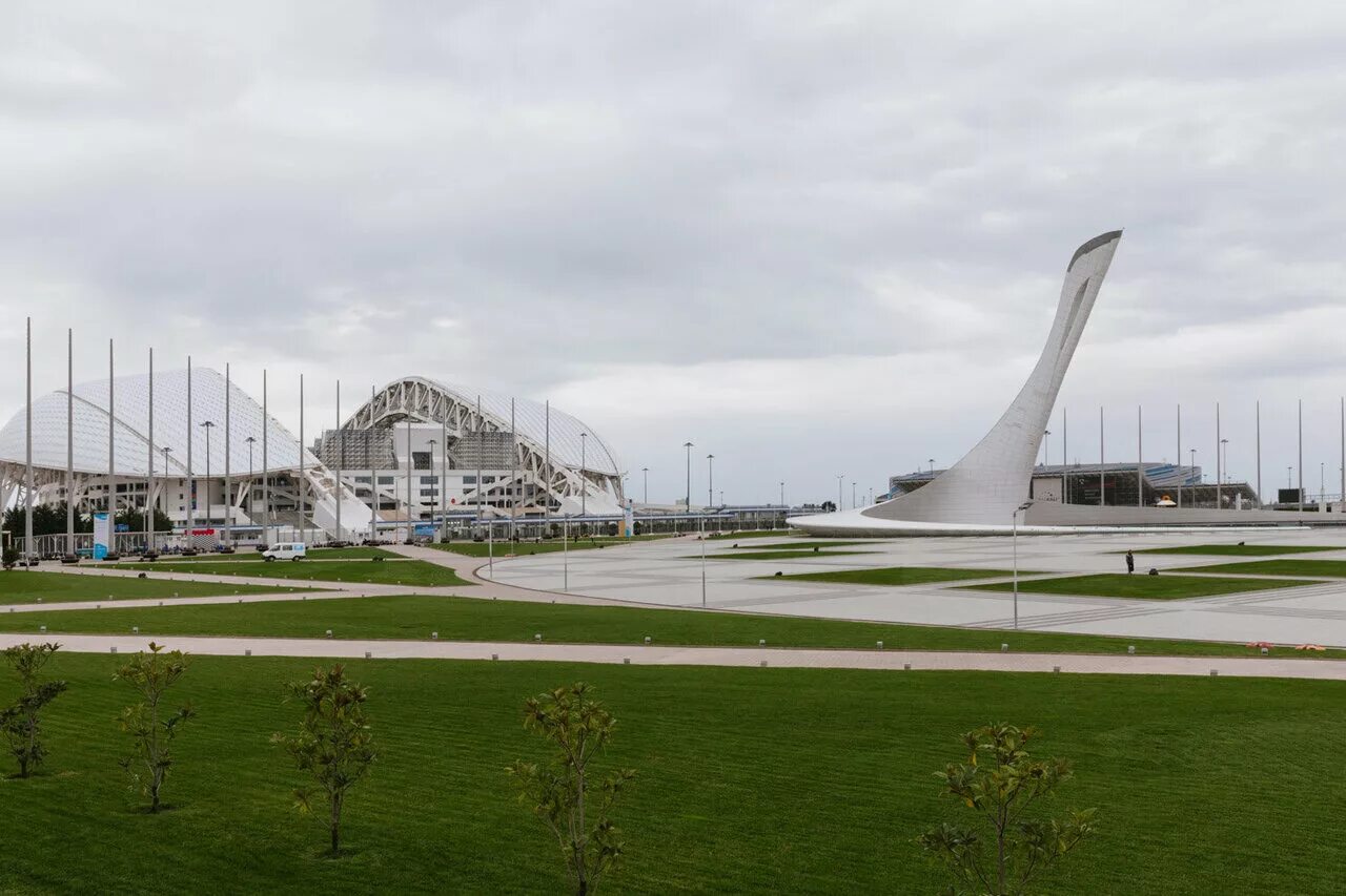чаша олимпийского огня в сочи. олимпийская площадь поселок городского типа сириус. олимпийский парк сочи сириус. чаша олимпийского огня в сочи. олимпийский парк фонтаны.