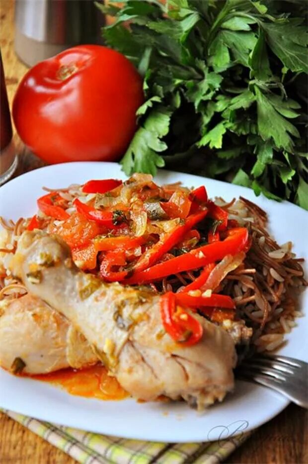 Голени куриные на сковороде с морковью и луком. Куриные ножки с овощами в мультиварке. Голень тушеная с овощами. Куриные голени тушеные. Голень тушеная с овощами.