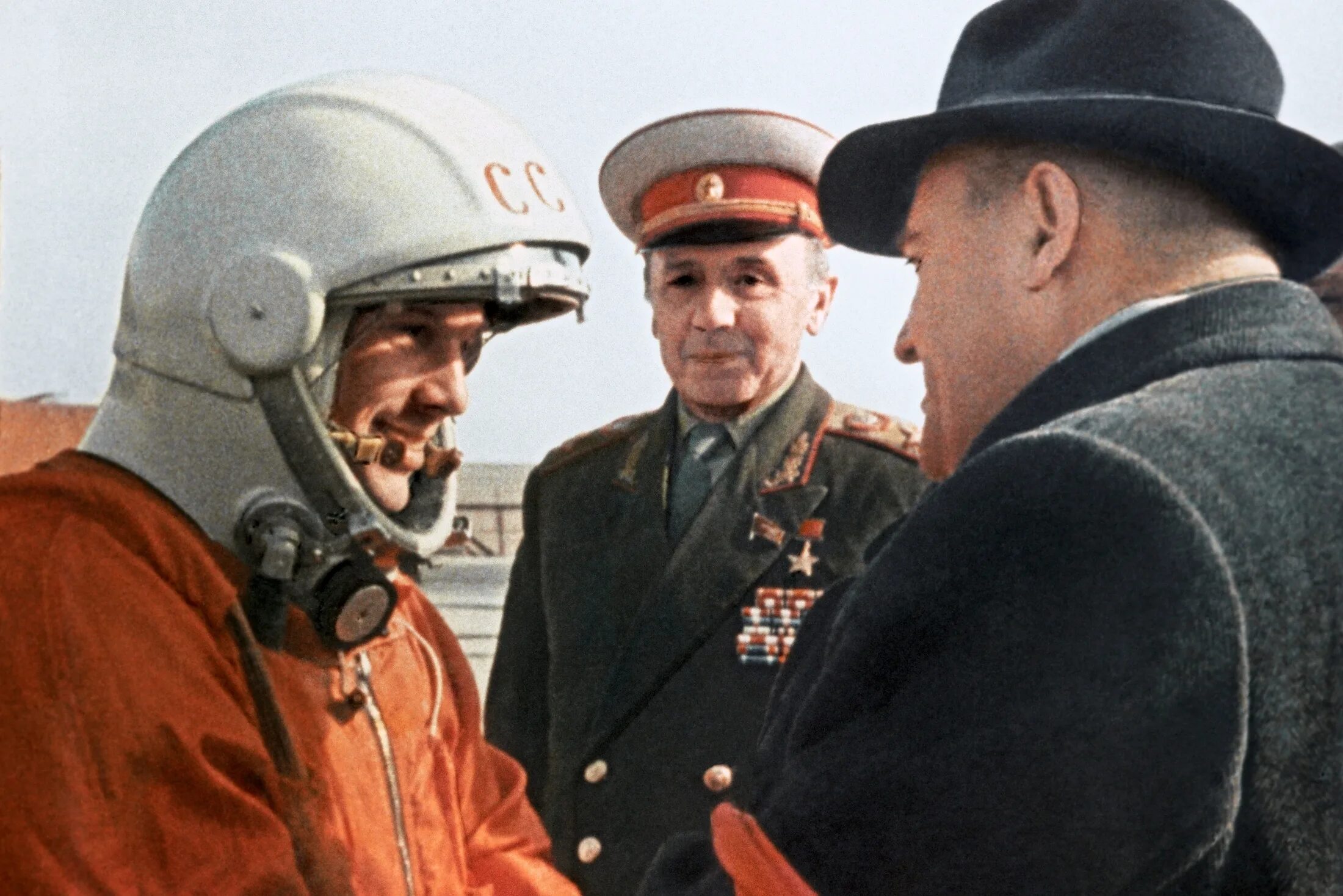 Гагарин первая награда после первого полета. Королёв и Гагарин 1961.