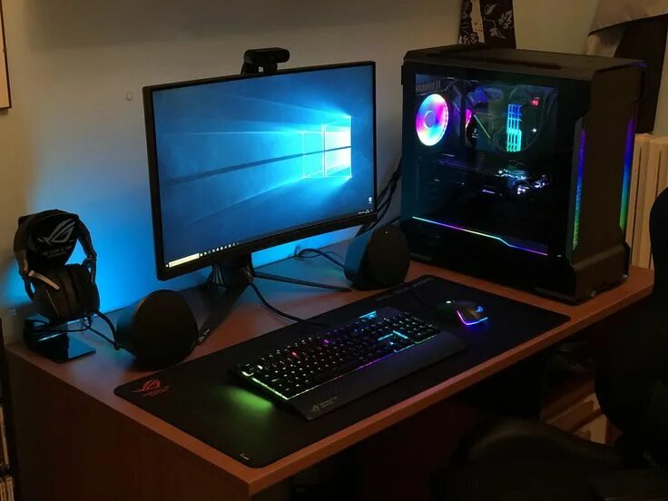 Компьютер в коврове. Распродажа компьютеров. Компьютер в коврове. Монитор для компьютера игровой. Полки для компьютерного магазина.