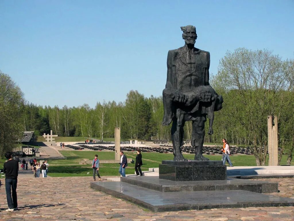 Памятники войны в беларуси. Мемориальный комплекс Хатынь Минск. Памятник Хатынь в Белоруссии. Памятник в Белоруссии Великой Отечественной войны Хатынь. Памятник в мемориальном комплексе «Хатынь».