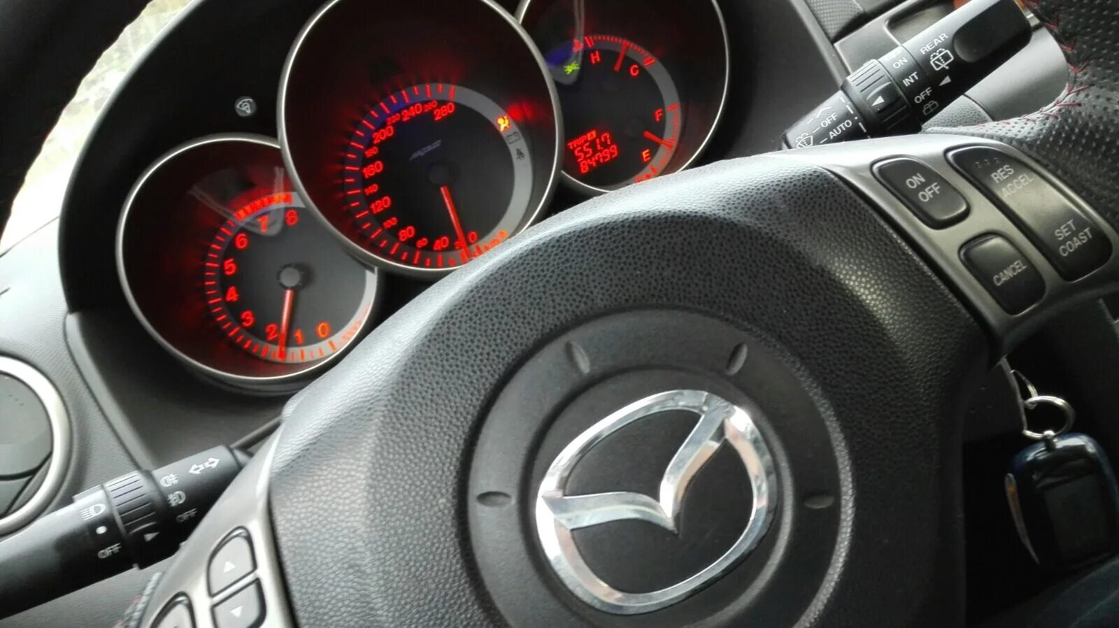 Дергается мазда 6. Mazda 3 MPS кнопки управления. Mazda 3 доработки. Кнопка Слепые зоны Мазда 3 МПС 2012. Mazda 3 MPS подиум для приборов.