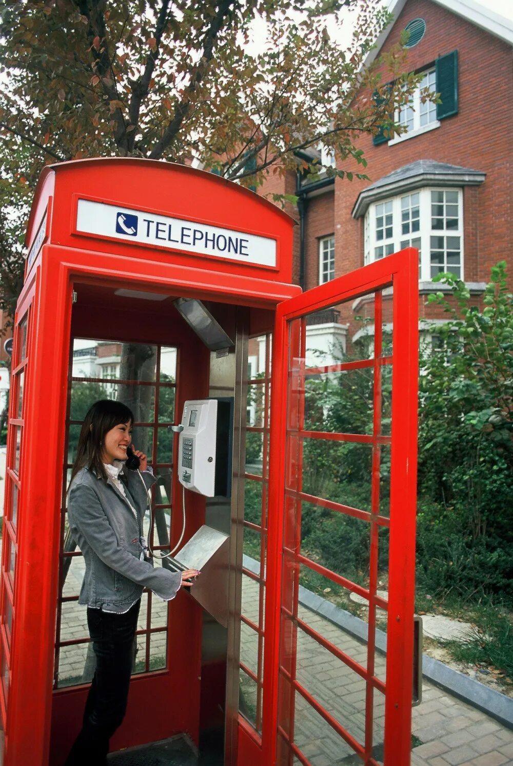 Город копи. Китайцы в телефонной будке. Телефонная будка Китай город. Темза Таун Китай. Китайская копия Лондона.