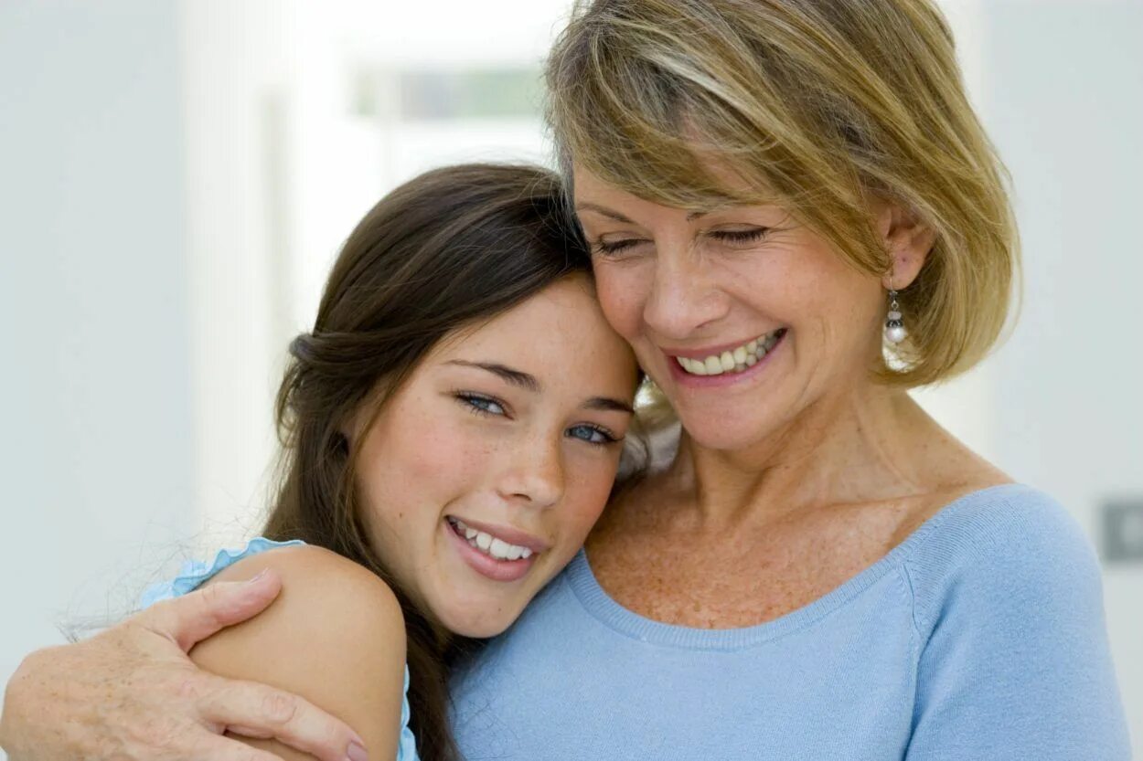 Moms teaching daughter. Мама и подросток. Мама и дочка. Подростки и родители.