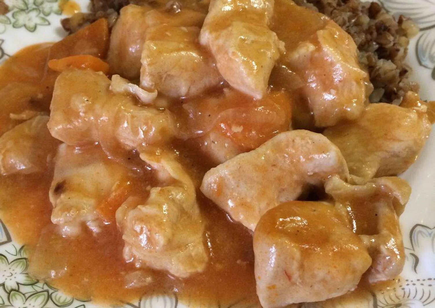 Куриный гуляш в мультиварке. Гуляш из курицы с подливкой. гуляш из куриной грудки с подливкой. гуляш из филе курицы. вкусный гуляш из куриного филе.