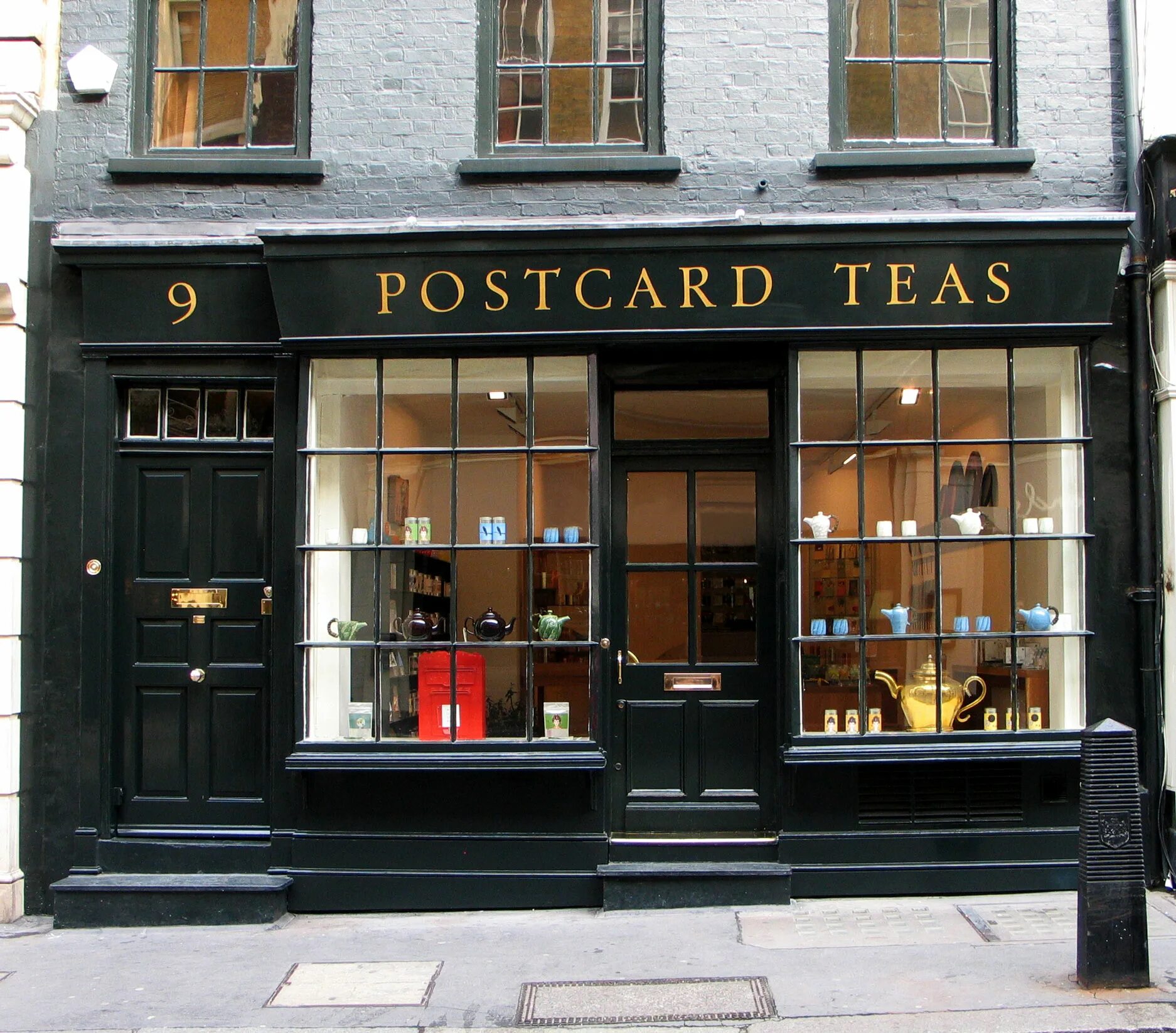 Первый чайный магазин в Англии золотой Лев. Первый магазин чая в Англии Twinings. Первый магазин чая в Англии 1717. Кафе «Tea-shops» в Лондоне. Магазин английских товаров