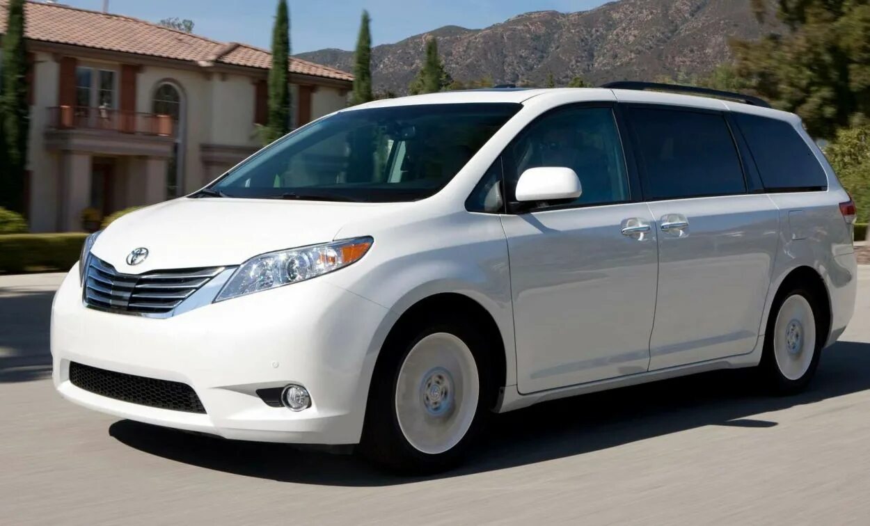 7 местные тойоты фото Toyota Tarago GLX V6 2016 review CarsGuide
