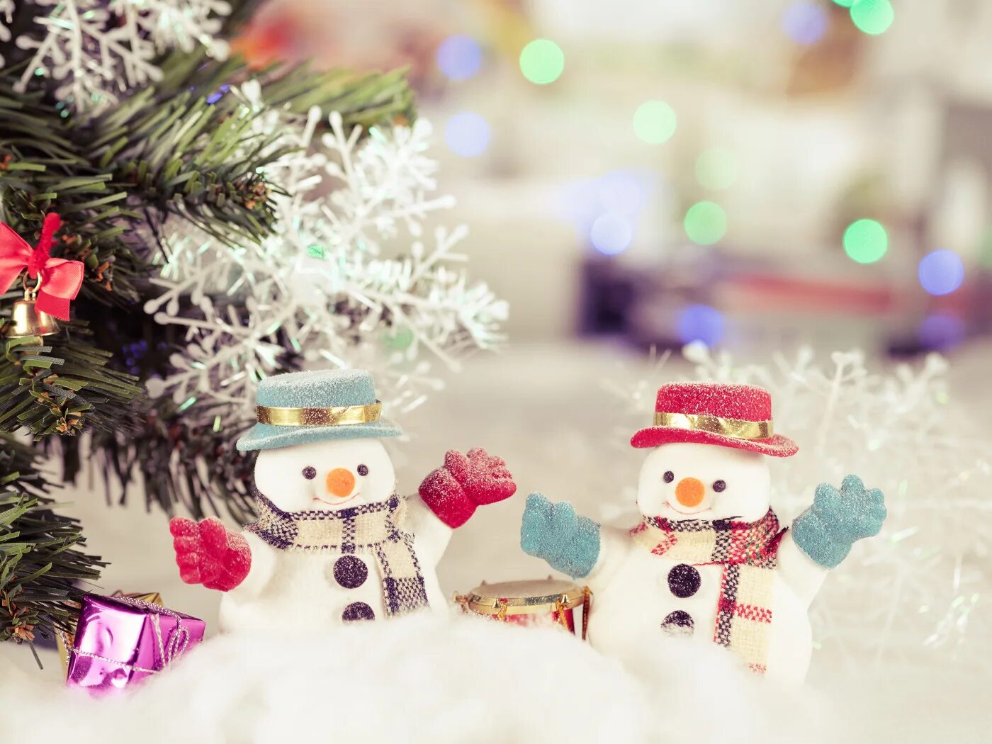 Новогодний детский подарок в мешочке. Снеговик дарит подарок. Новогодние сненовечки. Снеговик с подарком. Подарок со снеговиком.