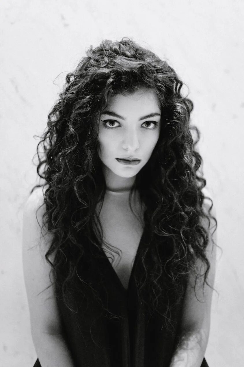 Черные курчавые волосы. Anne Lorde. Lorde curly hair. Модель Lorde.