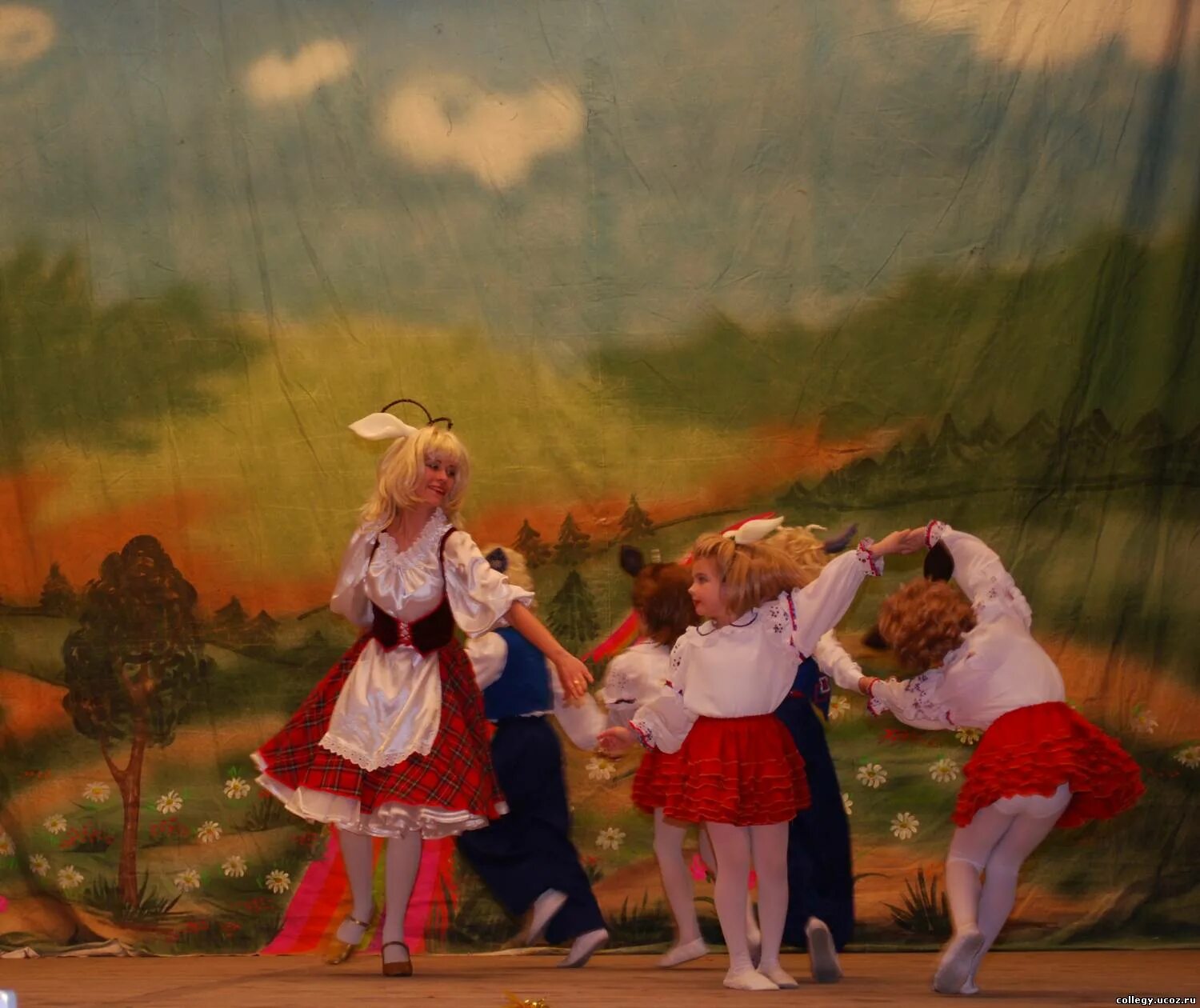 Танец козлят танцуют дети. Танец козлят. Цветы для танца козлят. Танец козлят. Танец козлят.