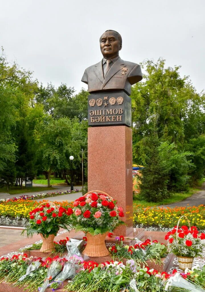 Петропавловск казахстан памятник абаю пушкину. Памятник батырам в петропавловске. Северный казахстан город петропавловск достопримечательности. Памятники петропавловск казахстан. Памятники петропавловск казахстан.