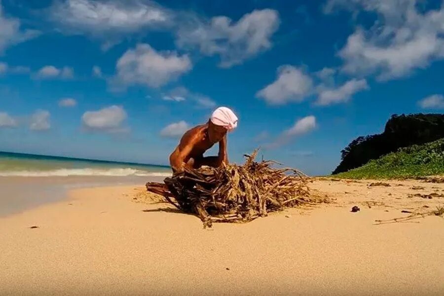 Мем help на острове. Человек один на острове. Десерт юмор. Эд стаффорд выживание на острове 60. It s a deserted.