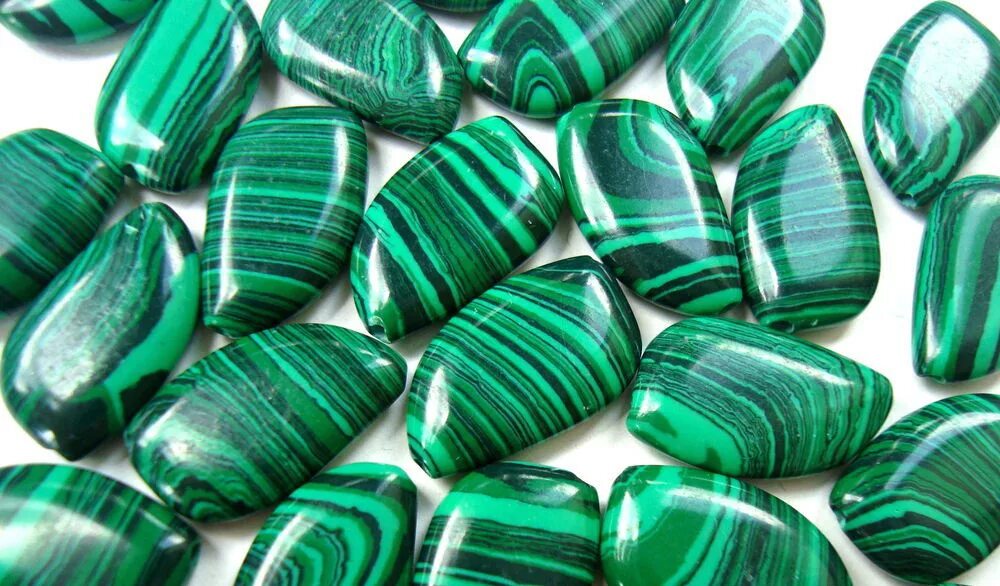 Малахит камень. Зеленый камень. Драгоценные камни зеленого цвета. Зеленый натуральный камень.