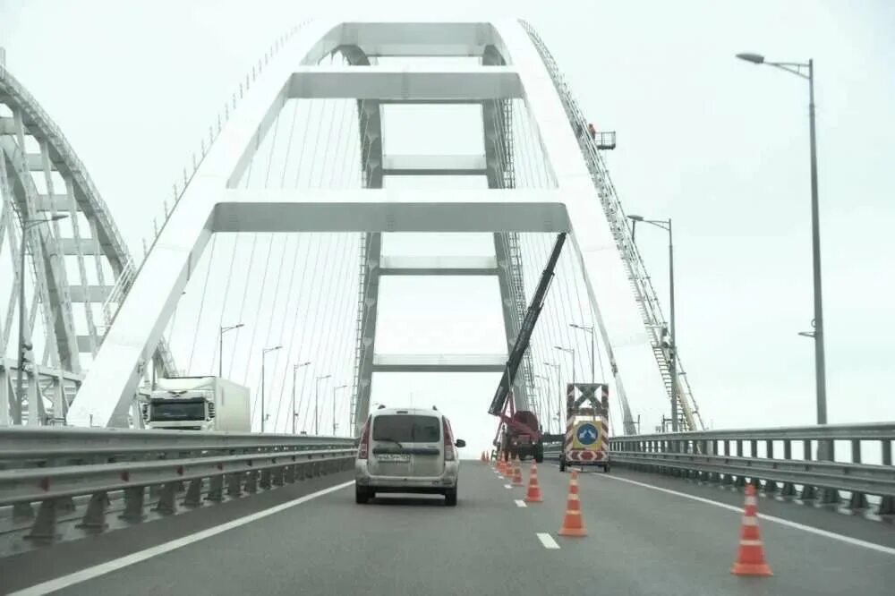 Движение по крымскому мосту сейчас. Автодорожный мост. мосты россии. крымский мост. крымский мост движение.