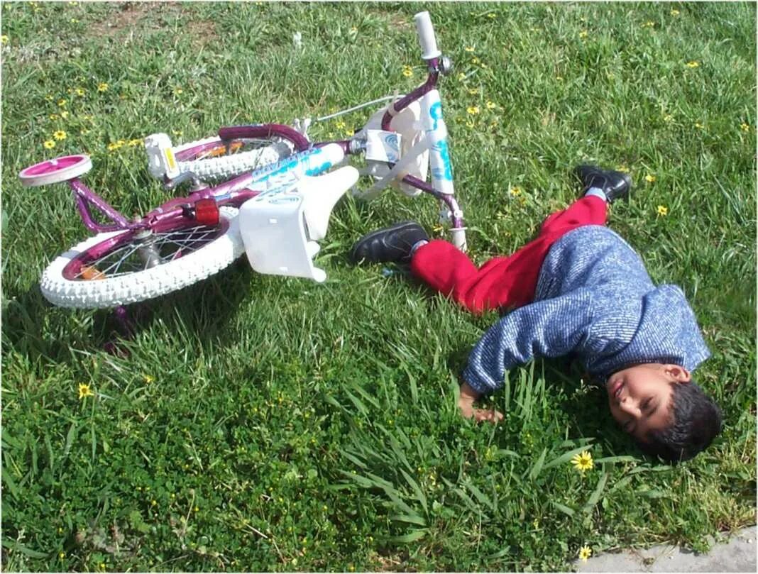 Поломанное детство. Мальчик упал с велочэсипеоа. Поломанный детский велосипед.