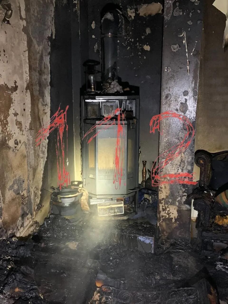 Сгоревшая комната. Квартира Марины Хлебниковой после пожара. Хлебникова певица пожар. Пожар в квартире.