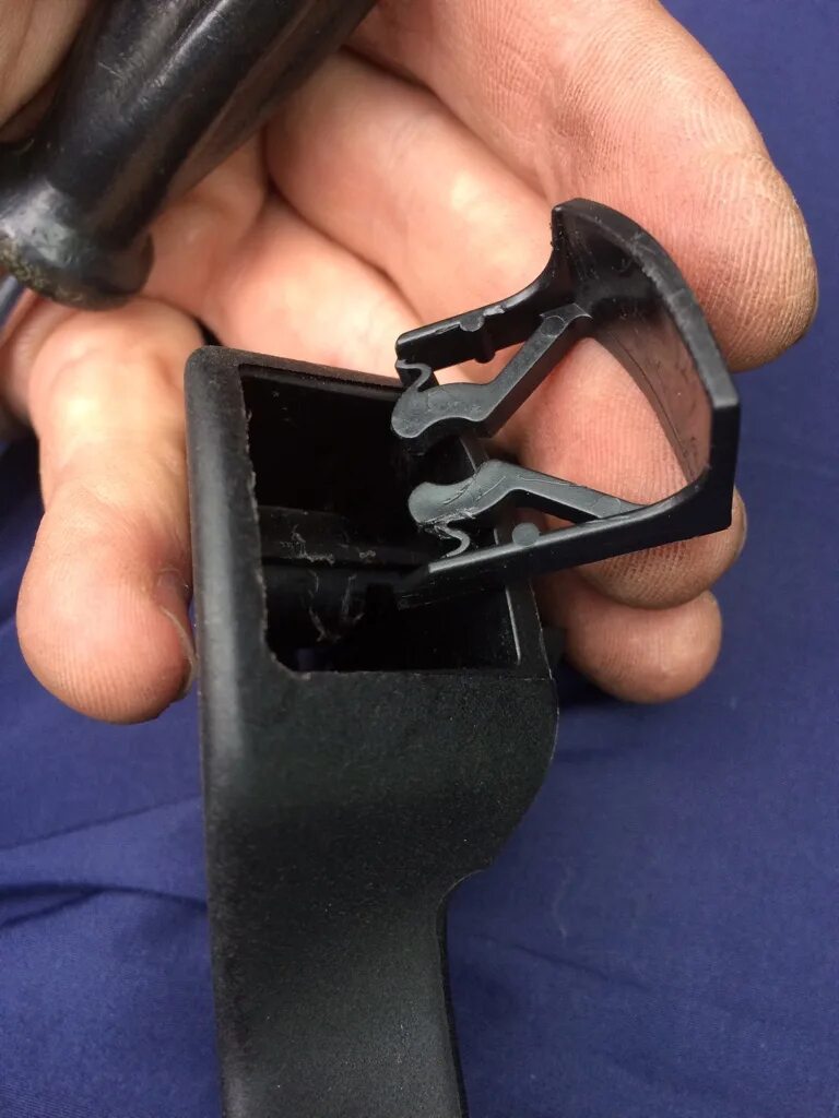 рычаг открытия капота фольксваген тигуан. ручка открывания капота шкода рапид. снятие ручки открывания капота. фиксатор ручки открывания капота шкода октавия а5. снятие ручки открывания капота.