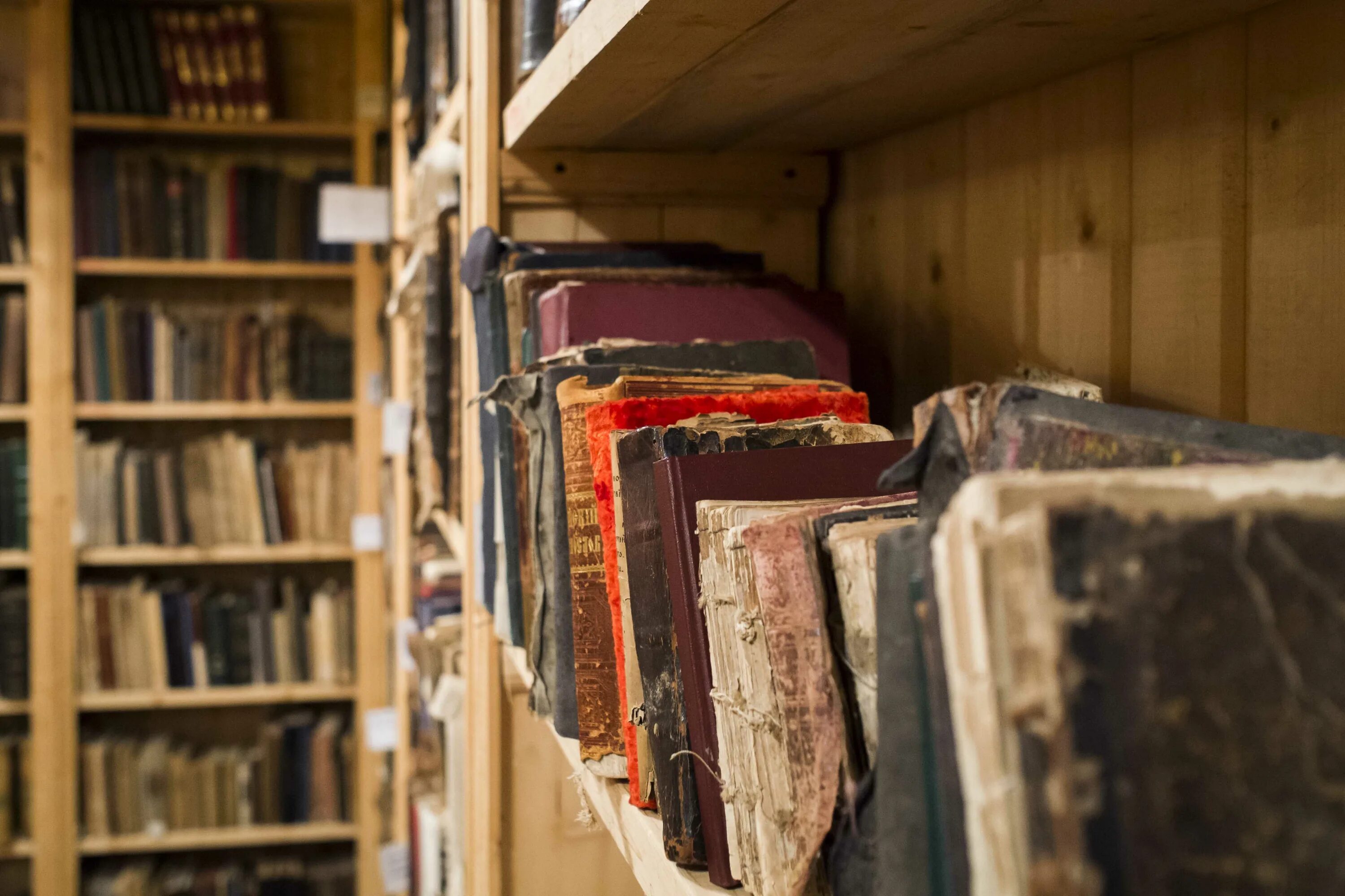 Цитаты о библиотеке и книге. Старый книжный шкаф. Стихотворение на полках книги умирали. Стихотворение на полках книги умирали. Полка для книг.