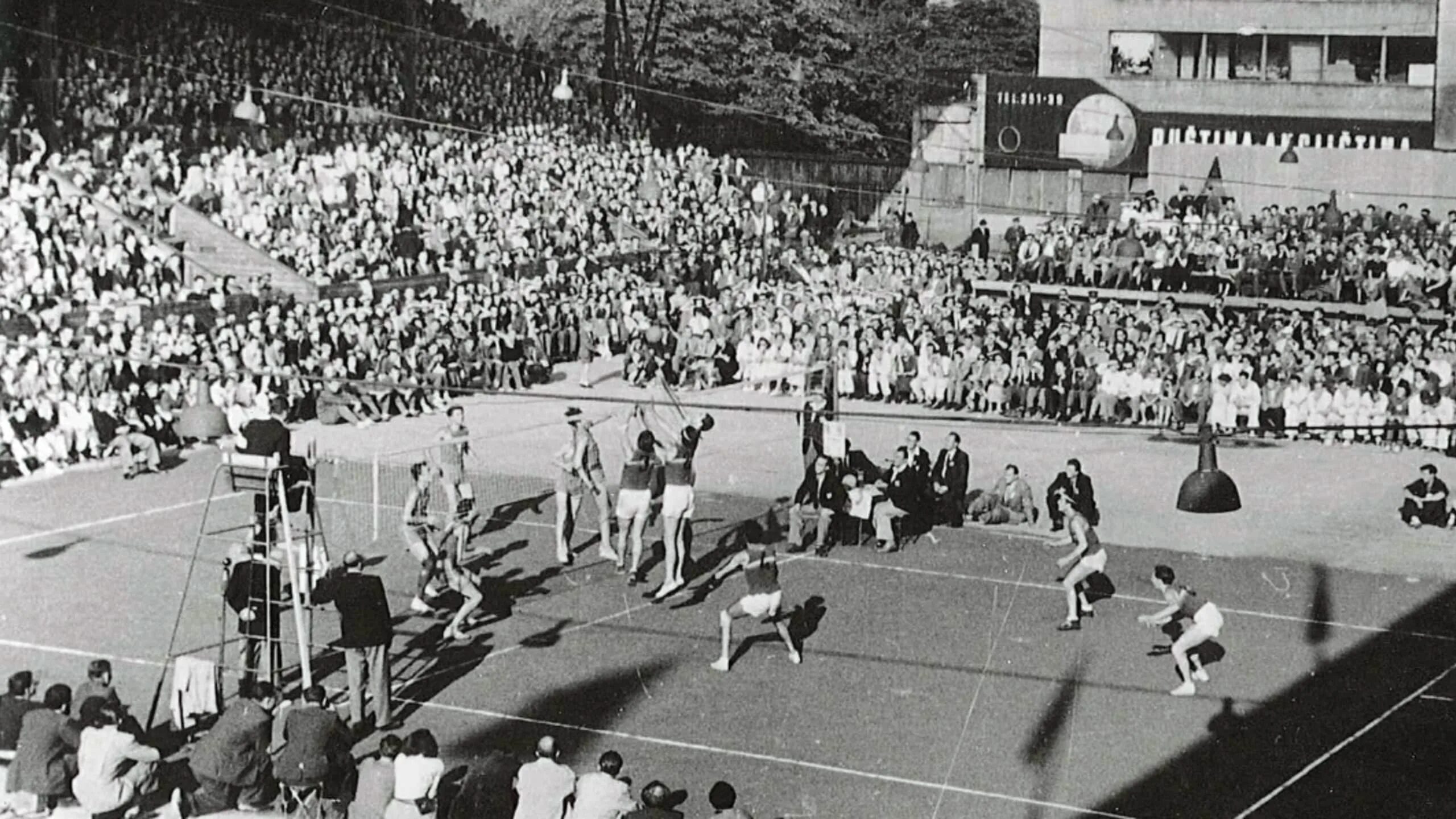 Первые международные соревнования по волейболу год. 1949 Год Прага волейбол. Первая игра в волейбол 1895.
