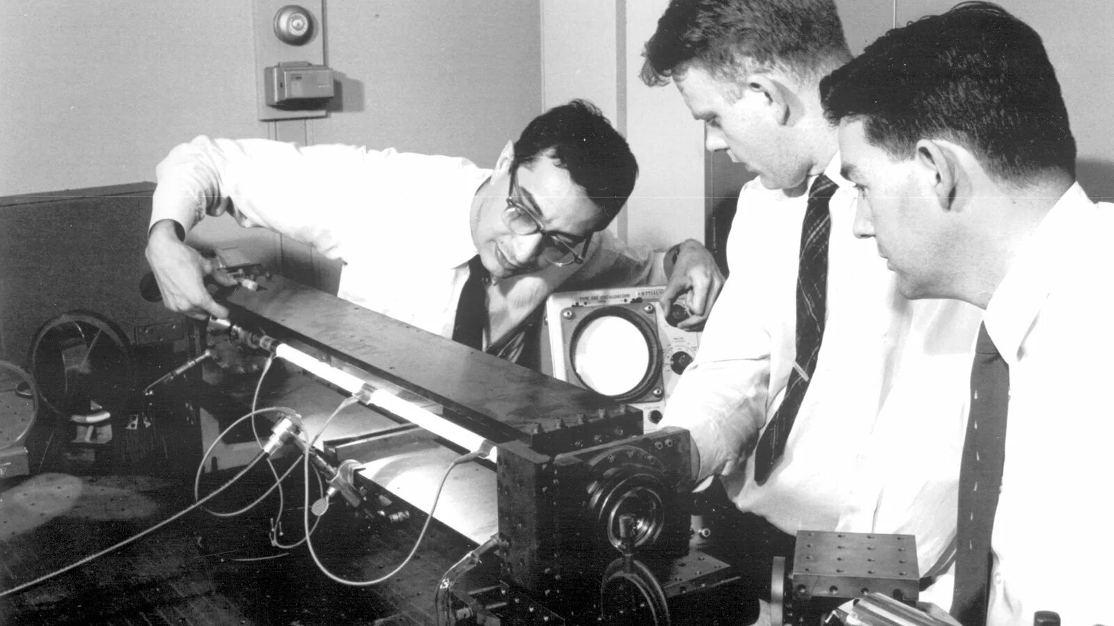 Лазер разработка. Первый лазер 1960. первый оптический квантовый генератор ссср. лазер изобретение 20 века.