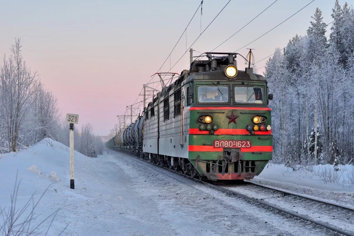 Пассажирские грузовые зимние поезда. Транссиб зимой. Пассажирский поезд зимой. Электровоз вл80с зимой. Поезд зимой.