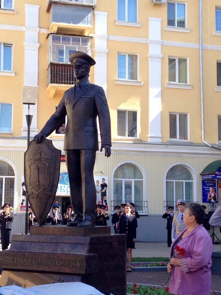 Россия город ульяновск памятники. Памятники Ульяновска памятники Ульяновска. Скульптурные памятники Ульяновска. Памятник милиционеру Ульяновск. Обелиск Ульяновск памятники.