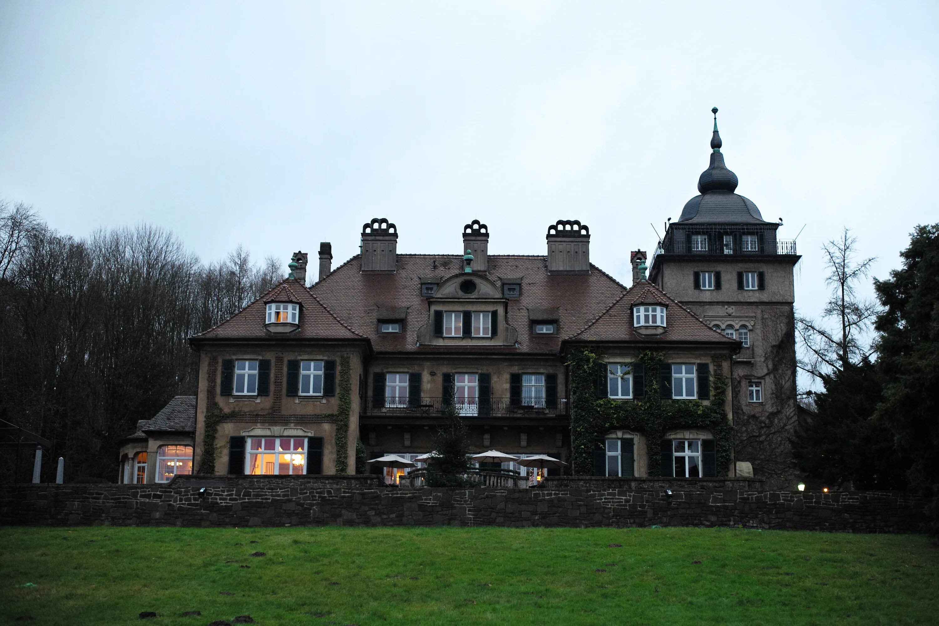 Поместья европы. Замок шиплакен бельгия. Особняк mclanden мичиган. Замок хэтли планировка. Шато де шеверни.