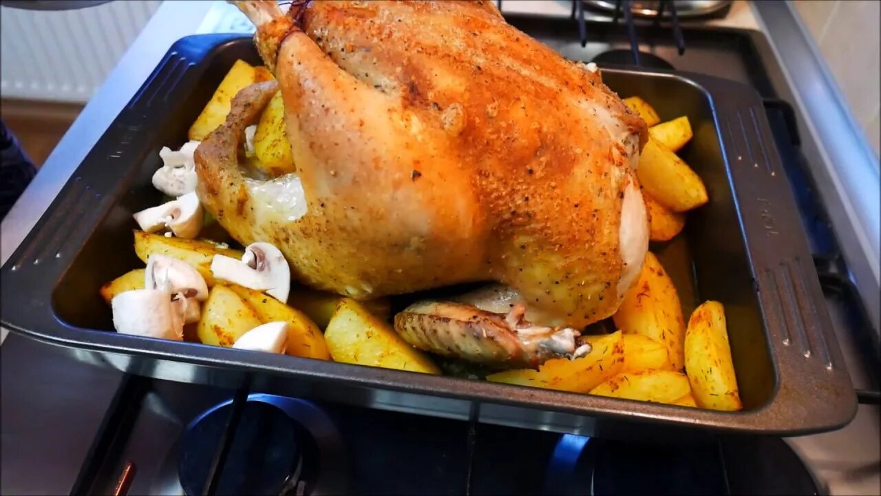 Курица в духовке целиком с картошкой. Курица гриль с картошкой в духовке. Курочка в духовке с хрустящей корочкой и картошкой. Курочка гриль в духовке с картошкой.