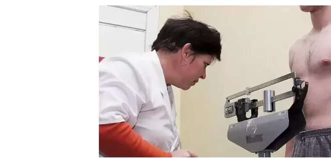 Медкомиссия в армию. Русские парни на медосмотре. Весы в военкомате. Таблица соотношения роста и веса для мужчин военкомат. С каким весом берут в армию.