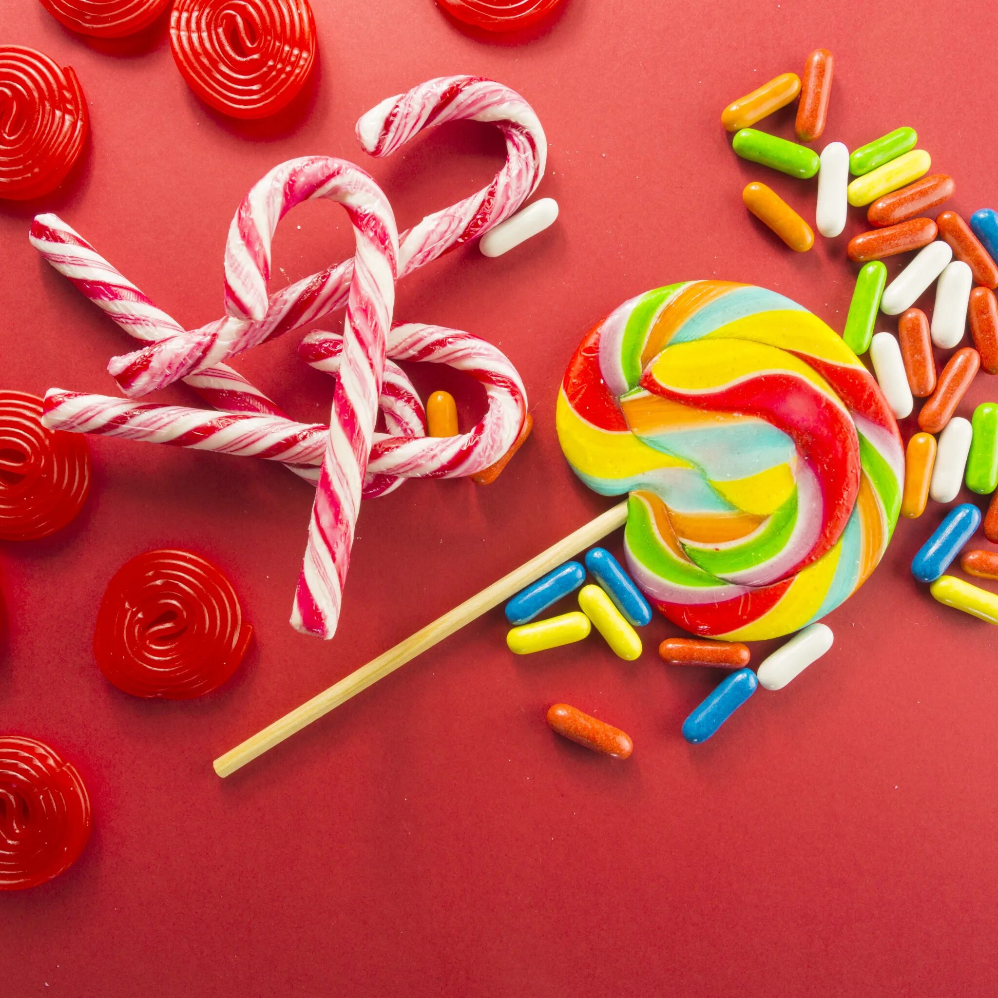 Как сделать конфеты леденцы. Сахарный леденец. Кристаллы на палочке. Карамель на палочке в домашних. Кристаллы из сахара на палочке.