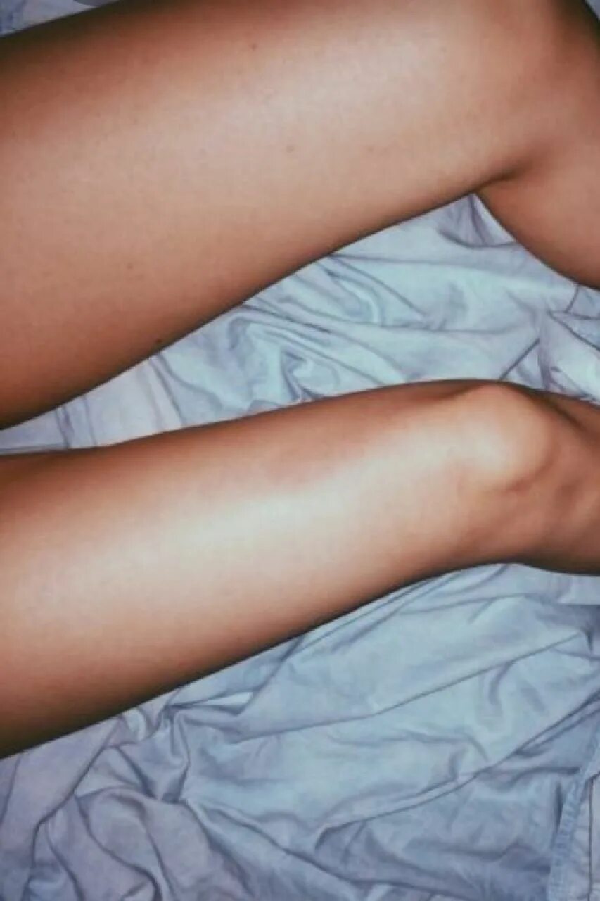 Не ьритые женские ноги. Красивые женские ноги. Ноги фотки домашние. Ноги фотки домашние. Женские ножки.