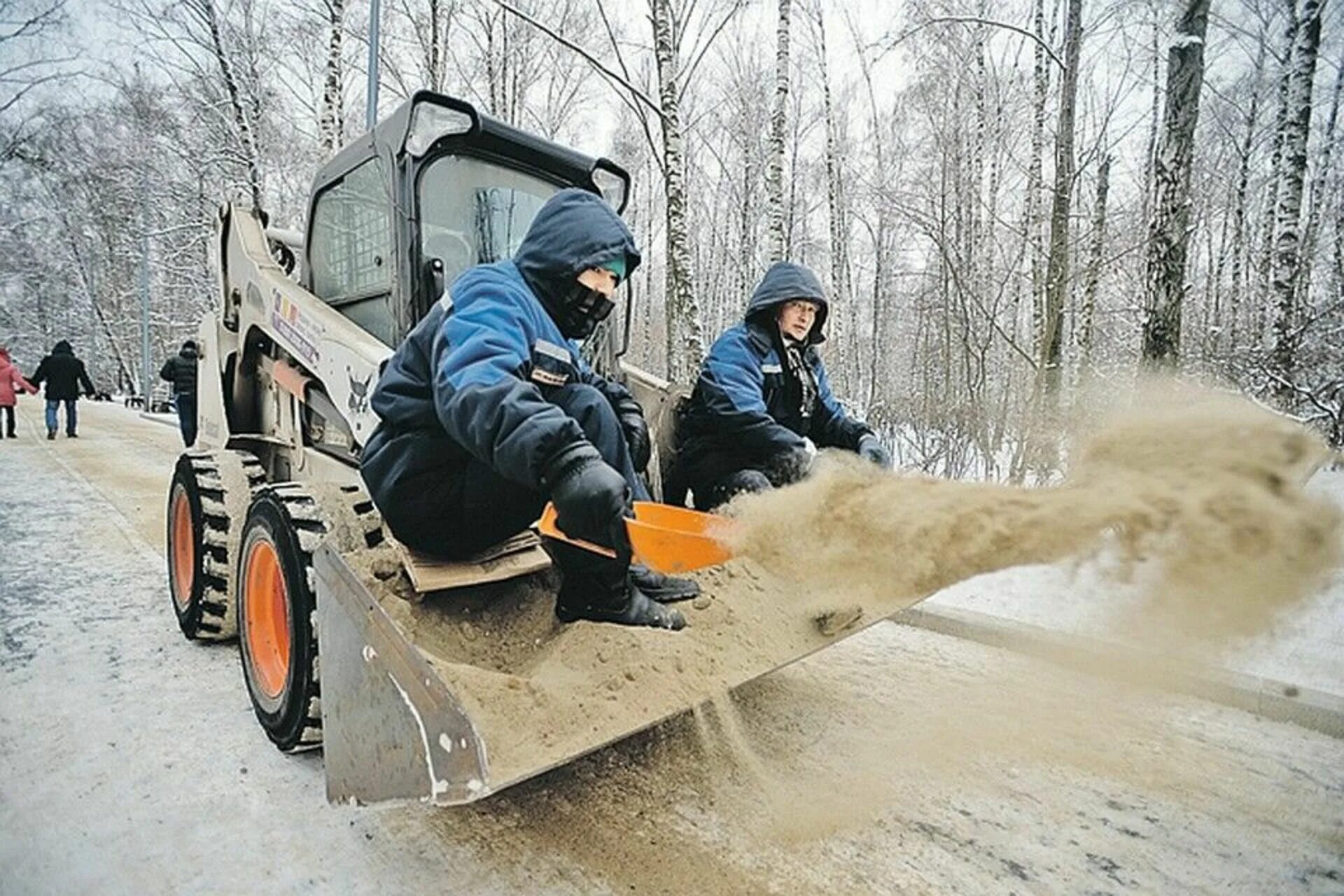 Влияние реагентов. Посыпают дороги зимой. Песок на дороге зимой. Машины для уборки снега на дорогах. Противогололедные реагенты.