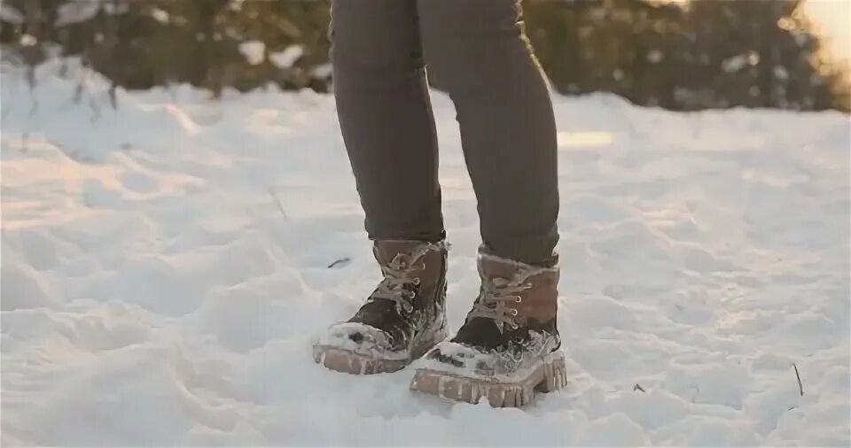 Man in winter. Walking in the cold. Уходящий парень. Человек в снегу. Люди зимой.