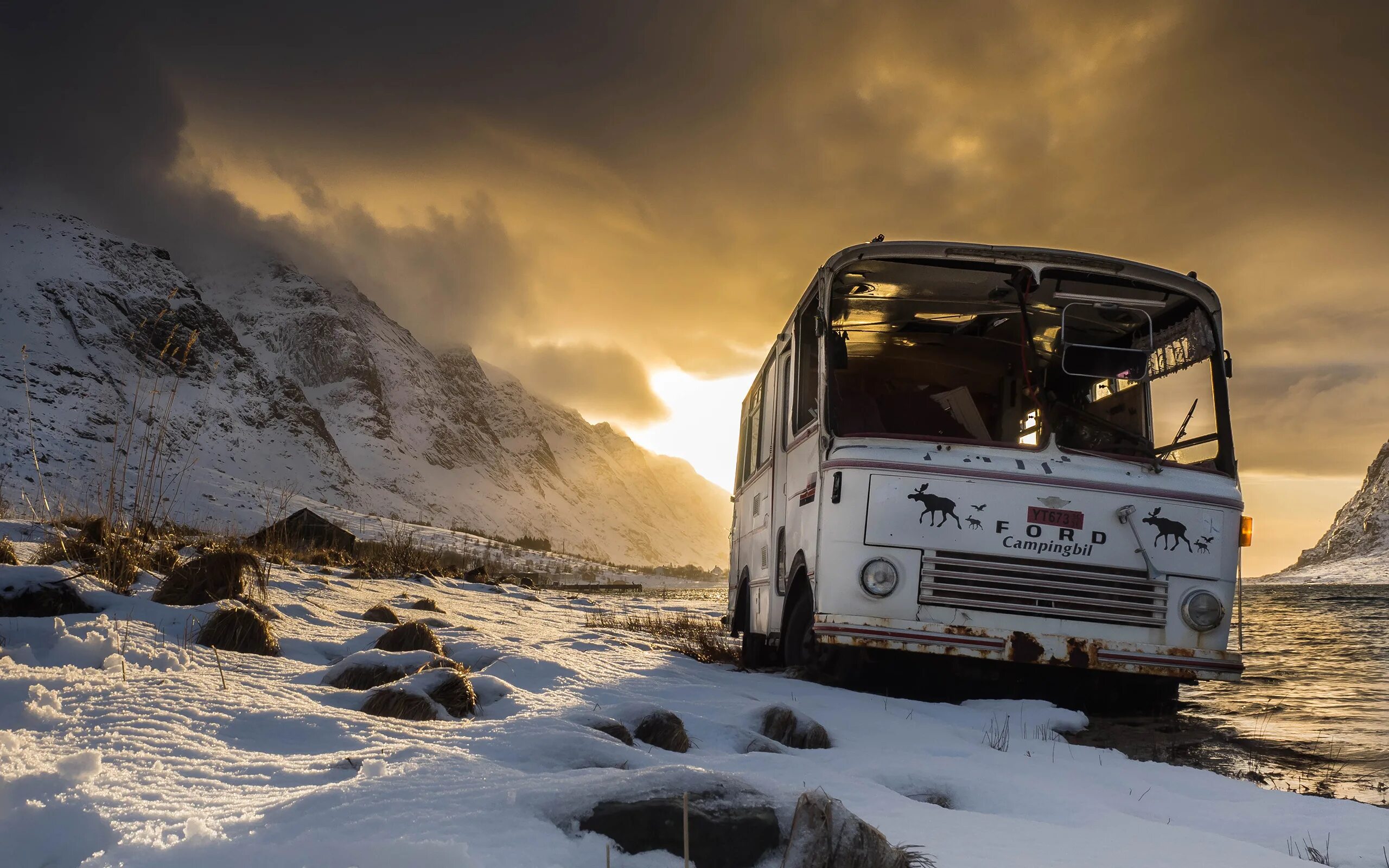 Автобус едет в горы. Автобус зима. Автобус зимой. Красивый автобус зимой. Автобус в горах.