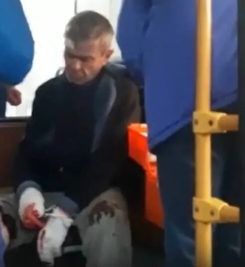 Нападение на дону. Мужчину порезали в автобусе. Нападение в общественном транспорте. Порезали в автобусе в Москве.