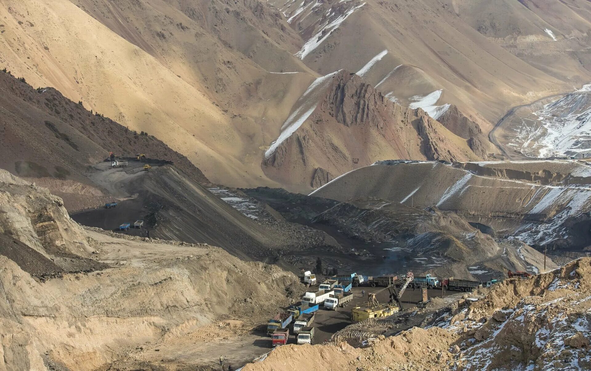 Ископаемые средней азии. Кадамжай месторождение. Рудник Кадамжай в Киргизии.