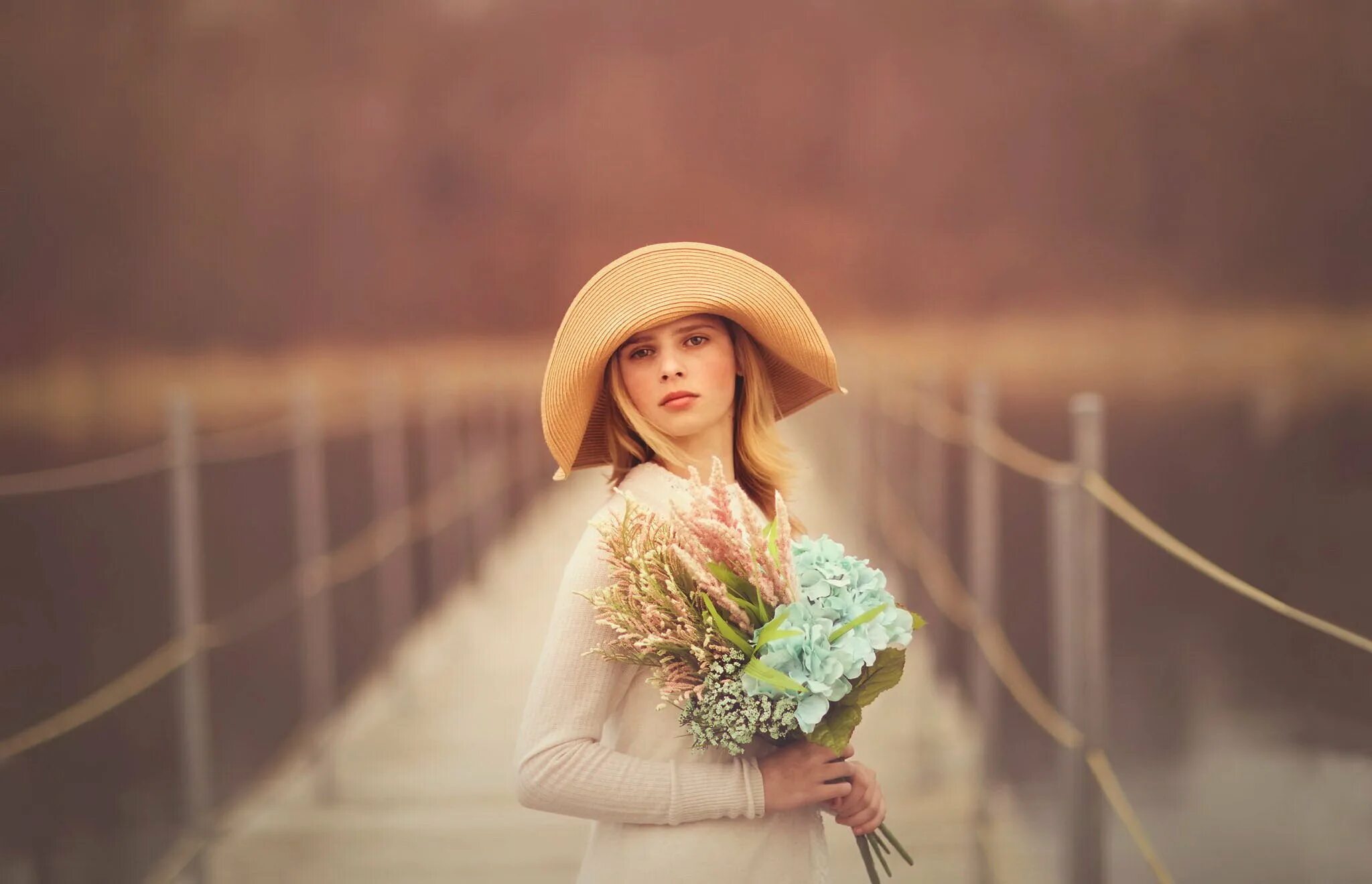Девушка в шляпке. Девушка в шляпе с цветком. Девушка в шляпке с цветами. Романтичная девушка.