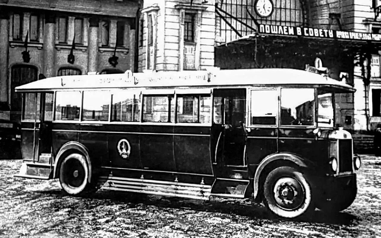 Первый автобус 12. Первые автобусы Лейланд в Москве. 18 Апреля 1922 г. - в Москве открылось автобусное движение. Первый автобус в Москве 1922 год. Московский автобус 1924.