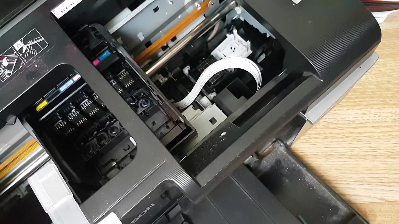 Как почистить головку принтера. Головка принтера Epson l800. Epson l7180 печатающая головка. Прочистка печатающей головки принтер Эпсон с65. Печатающая головка Epson l805.