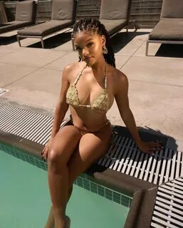 Холли Бейли.