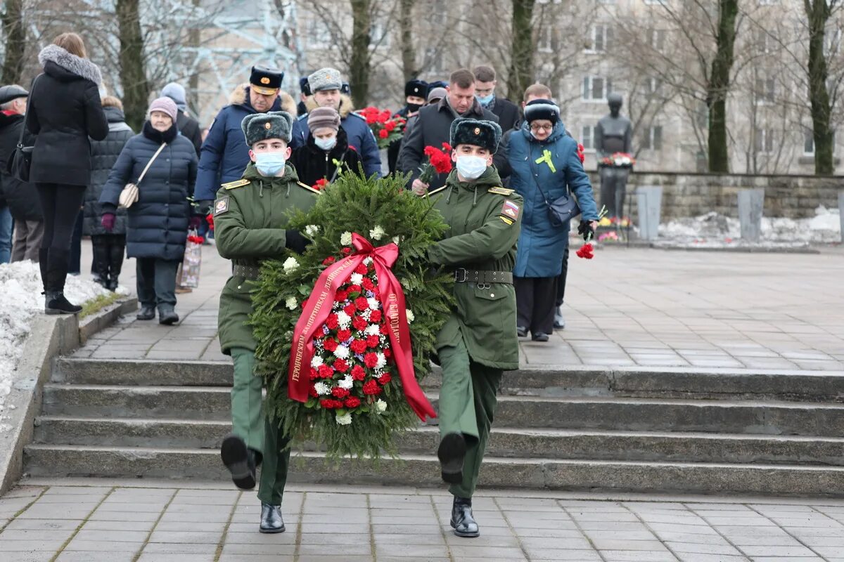 Петербуржцы возложили цветы к обелиску «городу-герою Ленинграду». Маковецкий командующий 6 армии. Командующий ленинградским военным