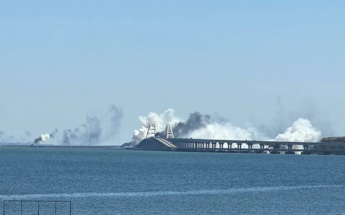 Дымовая завеса Крымский мост. Дымовая завеса на Крымском мосту. Крымский мост дым. Удар по Крымскому мосту 2023.