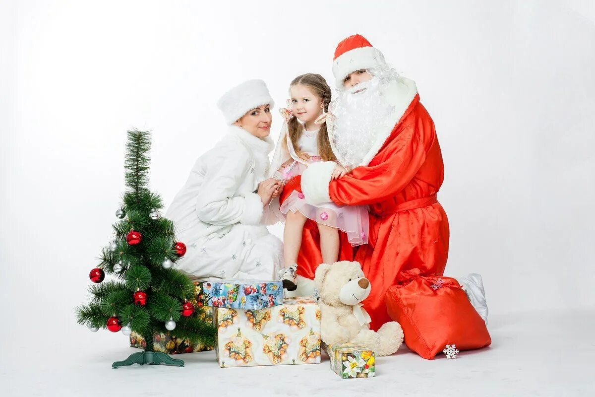 Где подарки дед мороз. Фотосессия с дедом Морозом. Дед Мороз и Снегурочка. Новогодняя елка с дедом Морозом и Снегурочкой. Дед Мороз для детей.