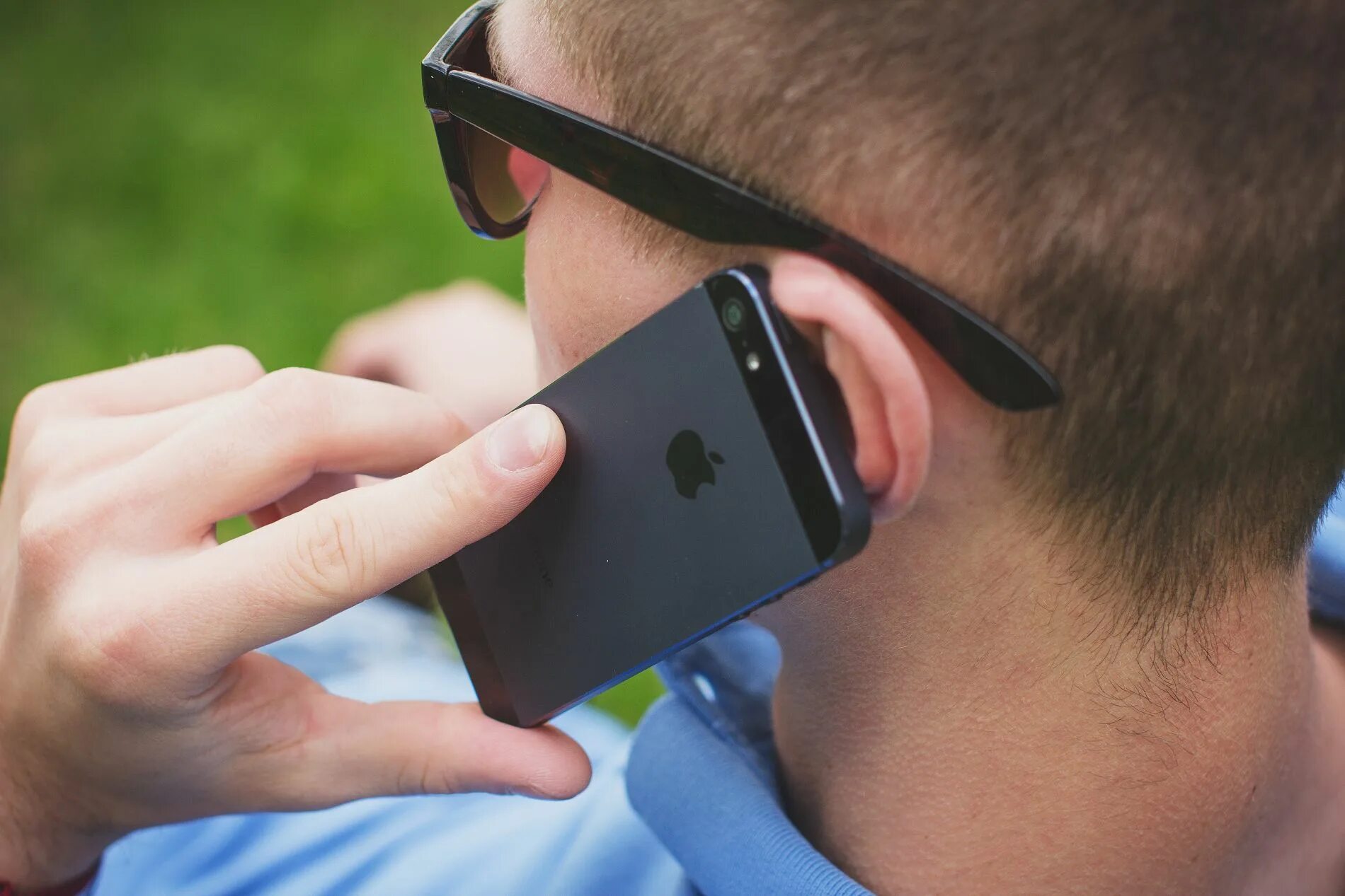 Choose the mobile. Молодой человек с телефоном в руках. Разговор по мобильному. Телефон у уха. Смартфон.