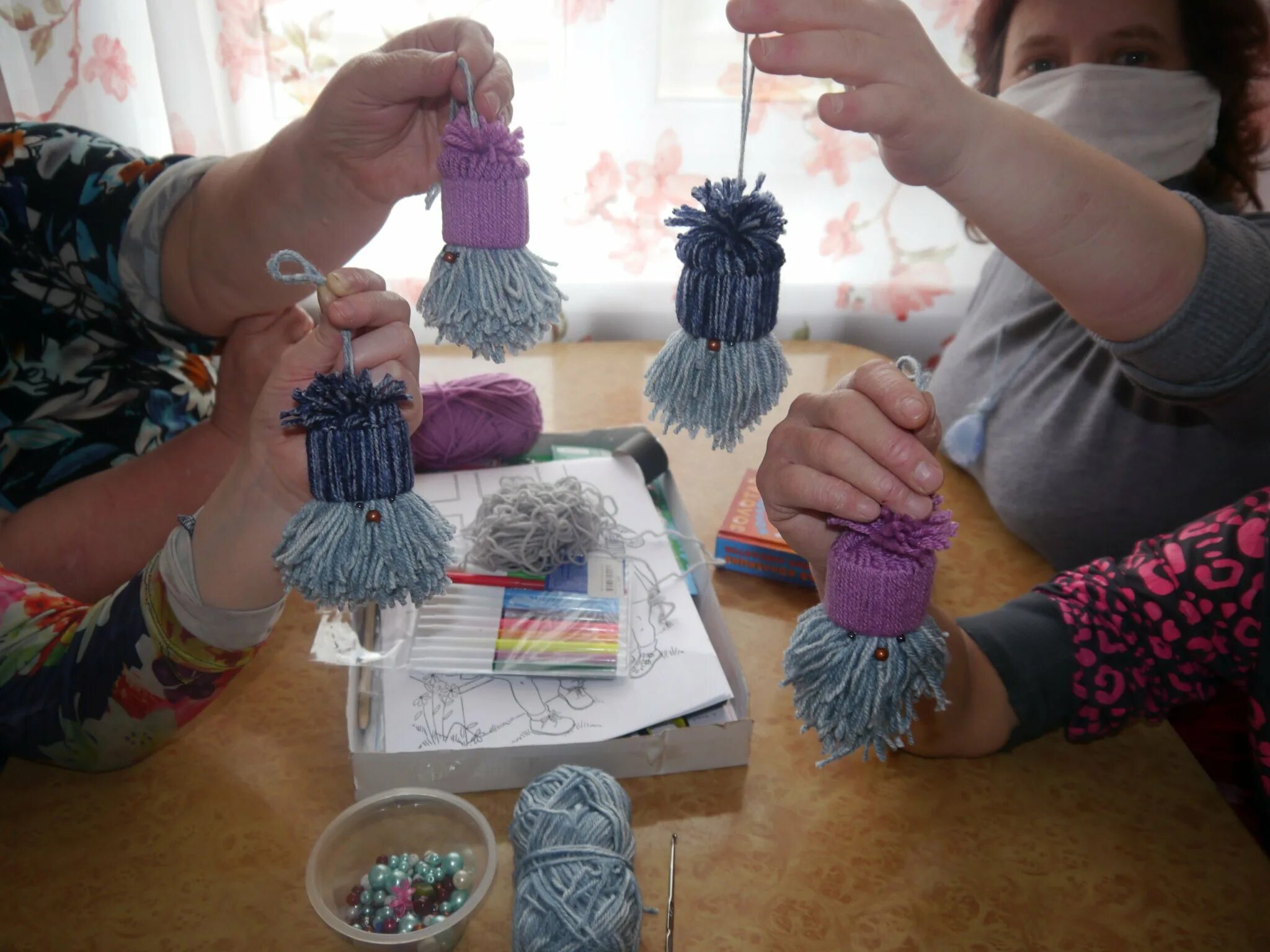 Гномик из пряжи. Новогодние гномы. Мастер класс из ниток. Новогодний гном конус. Гномики из ткани.