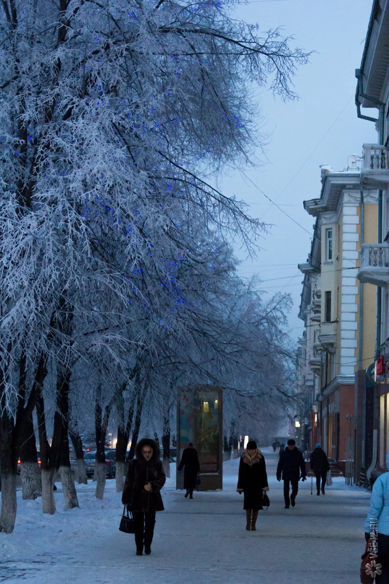 Г кемерово зимняя. Набережная Кемерово зимой. Кемерово площадь Волкова зимой. Заснеженный Кемерово. Кузбасс зима.
